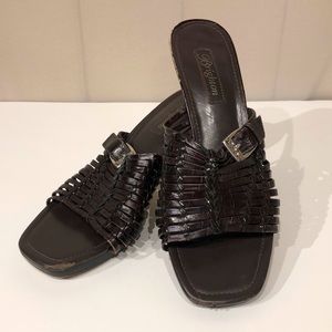 dk Brown strappy leather sandals w silver buckle accent short heel style Peach